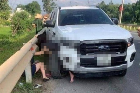Ô tô bán tải nổ lốp gây tai nạn liên hoàn