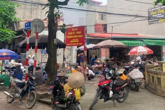 Hà Nội: Chợ họp đông đúc trên phố, ngay nơi "Cấm họp chợ"