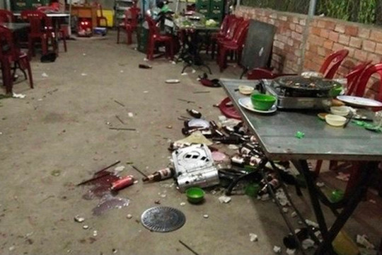 Dùng vỏ chai bia đập đầu bạn nhậu rồi bỏ trốn