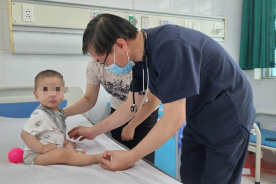 Hơn 1200 trẻ vào viện vì tay chân miệng, cảnh báo virus độc lực cao