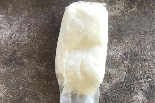 Túi nilon chứa 1kg tinh thể nghi ma túy dạt vào bờ biển tỉnh Quảng Trị