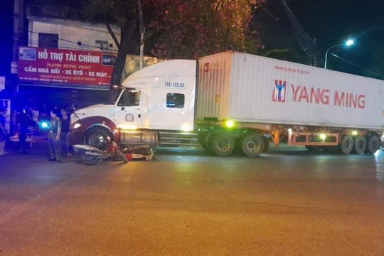 Hải Phòng: Va chạm giữa xe container và xe máy khiến 5 người bị thương