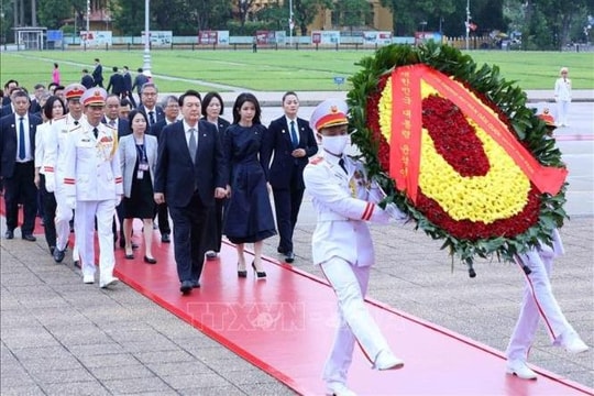 Tổng thống Hàn Quốc Yoon Suk Yeol vào Lăng viếng Chủ tịch Hồ Chí Minh