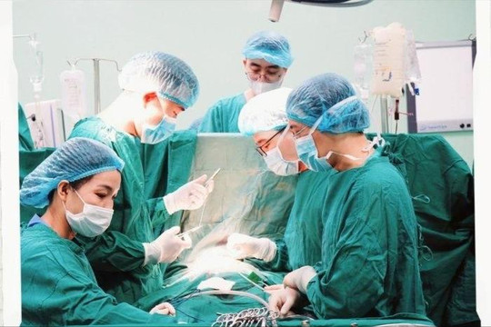 Cứu sống cháu bé bị vỡ tim do xe điện đè trúng người