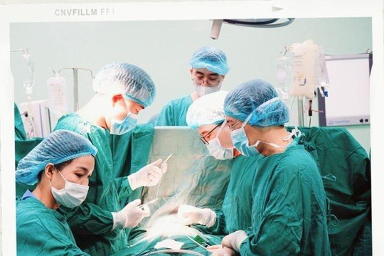 Nghệ An: Cứu sống cháu bé bị vỡ tim do xe điện đè trúng người