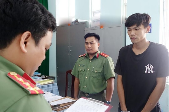 Bắt đối tượng chế tạo, tàng trữ, mua bán trái phép vũ khí quân dụng