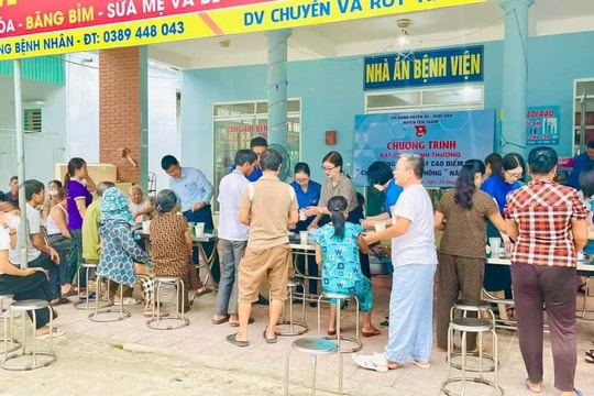 Chương trình “Bát cháo tình thương” hưởng ứng chiến dịch tình nguyện "Kỳ nghỉ hồng"