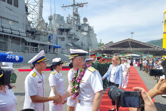 Tàu sân bay Mỹ USS Ronald Reagan cập cảng Đà Nẵng