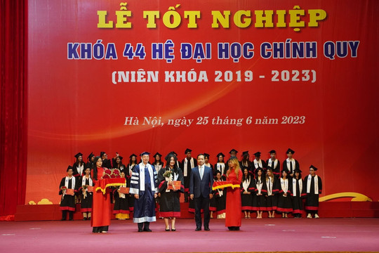 Đại học Luật Hà Nội tổ chức Lễ bế giảng và trao bằng tốt nghiệp cho sinh viên khóa 44