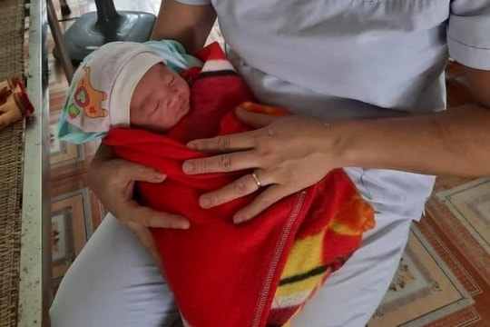 Nghệ An: Phát hiện cháu bé bị bỏ rơi ở chân cầu vượt