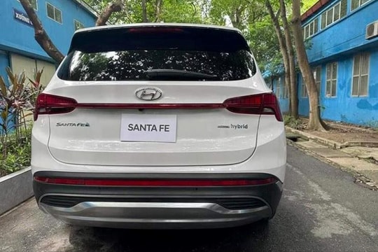 Hyundai Santa Fe phiên bản Hybrid tiếp tục lộ diện tại Việt Nam