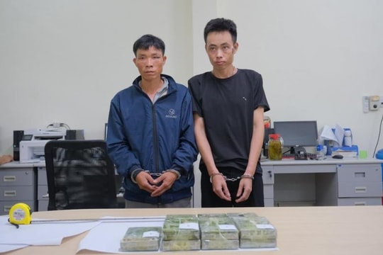 Bắt giữ hai đối tượng "ôm" 10 bánh heroin qua biên giới