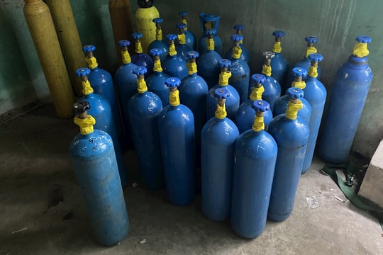 Phát hiện, thu giữ gần 130 bình khí cười
