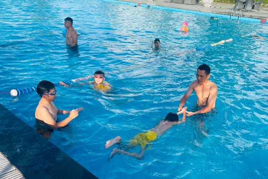 Dạy bơi cho trẻ: Cách phòng, chống đuối nước hiệu quả