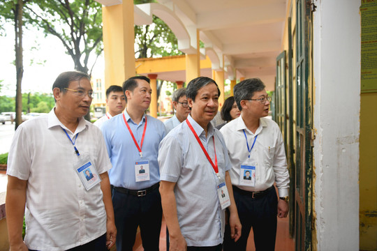 Bộ trưởng Bộ Giáo dục và Đào tạo kiểm tra điểm thi tại Hưng Yên