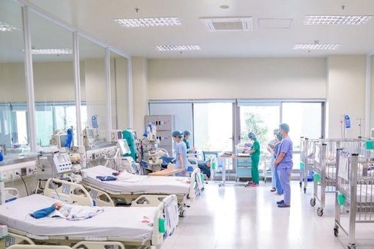 Chữa "mẹo" bằng dao lam, bé trai 10 tuổi tử vong