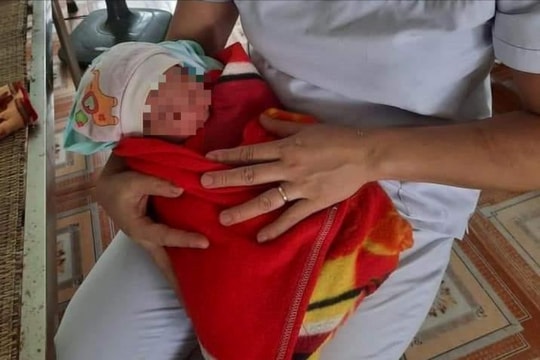 Cháu bé bị bỏ rơi ở chân cầu vượt đã được mẹ đón về
