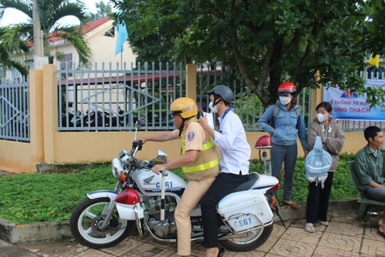 Đắk Lắk: Cảnh sát giao thông kịp thời hỗ trợ thí sinh nhầm địa điểm thi