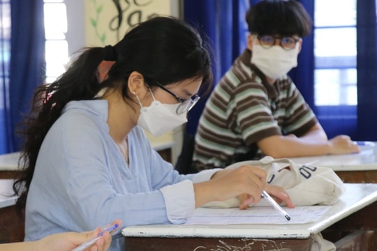 Ảnh chụp đề thi Ngữ văn xuất hiện trên mạng từ 8h: Bộ Giáo dục và Đào tạo nói gì?