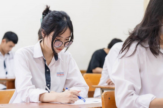 Thi tốt nghiệp THPT 2023: Thí sinh bắt đầu làm bài môn Toán