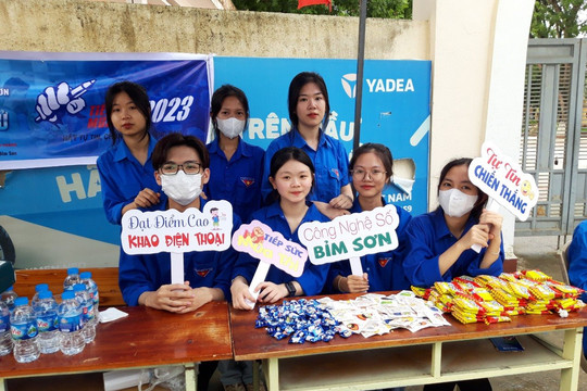 Sĩ tử đi thi, chiến sĩ tình nguyện hăng hái “tiếp sức”