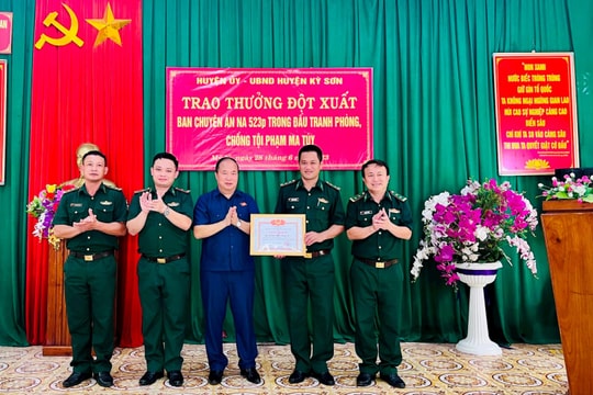 Trao thưởng Ban chuyên án đấu tranh thu giữ 4.000 viên ma túy tổng hợp