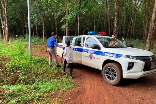 Cảnh sát giao thông dùng xe chuyên dụng đưa đón thí sinh có hoàn cảnh khó khăn đến điểm thi