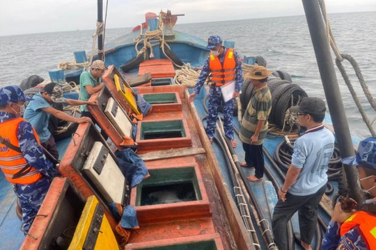 Bắt giữ tàu cá vận chuyển khoảng 60.000 lít dầu D.O không rõ nguồn gốc