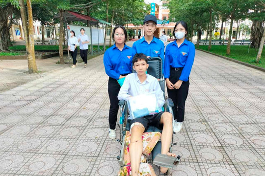 Hỗ trợ đưa thí sinh gãy chân đến điểm thi an toàn