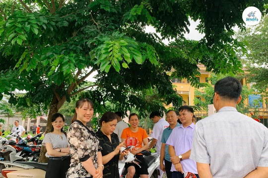 Phụ huynh "đội nắng", "thắng mưa" đồng hành cùng con suốt mùa thi