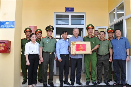 Bộ trưởng Tô Lâm thăm, động viên gia đình các liệt sĩ trong vụ khủng bố ở Đắk Lắk