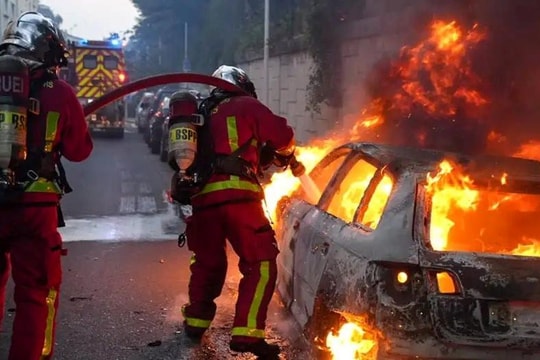 Paris: Bạo loạn ở ngoại ô sau khi một thanh niên 17 tuổi thiệt mạng