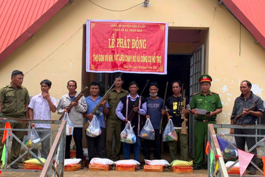 Vận động người dân tự nguyện giao nộp vũ khí, vật liệu nổ và công cụ hỗ trợ