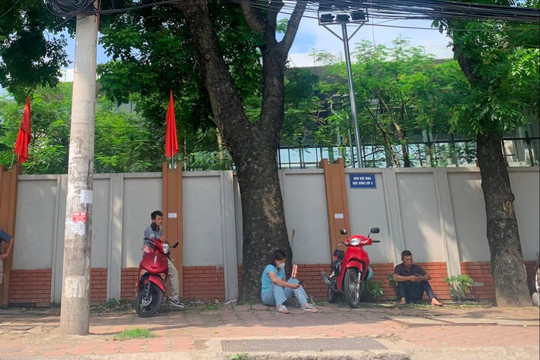 Muôn kiểu phụ huynh đợi thí sinh dự thi