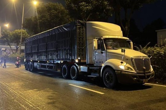 Bình Dương: Xe container cán người đàn ông bán vé số tử vong