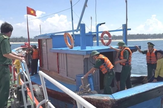 Bắt giữ 2 tàu cá nghi tận diệt hải sản ven bờ biển Quảng Ngãi