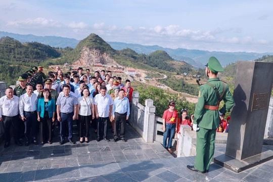 Bộ trưởng Bộ TN&MT Đặng Quốc Khánh dự Lễ thượng cờ tại Hà Giang