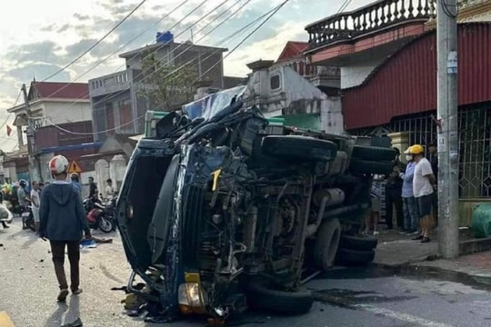 Va chạm ô tô với xe máy, 3 người thương vong