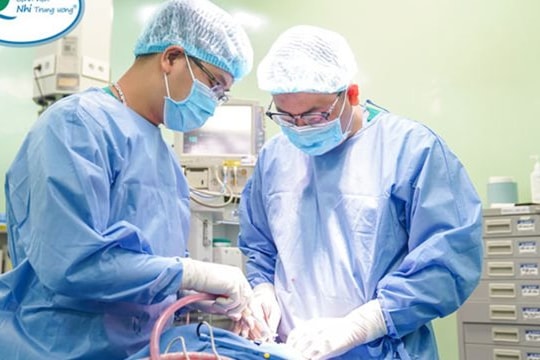 Bé 5 tuổi biến dạng mặt vì khối u hiếm gặp