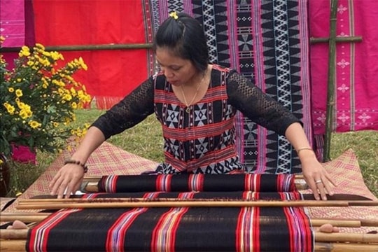 Trải nghiệm sắc màu thổ cẩm tại Làng Văn hóa - Du lịch các dân tộc Việt Nam