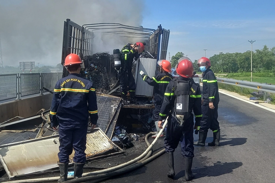 Xe thư báo bốc cháy dữ dội trên đường cao tốc
