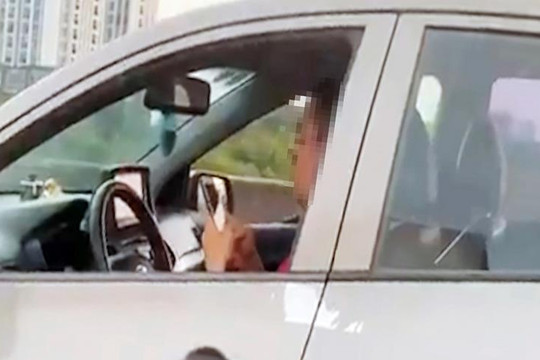 Tài xế buông 2 tay để sử dụng điện thoại khi lái ô tô trên đường