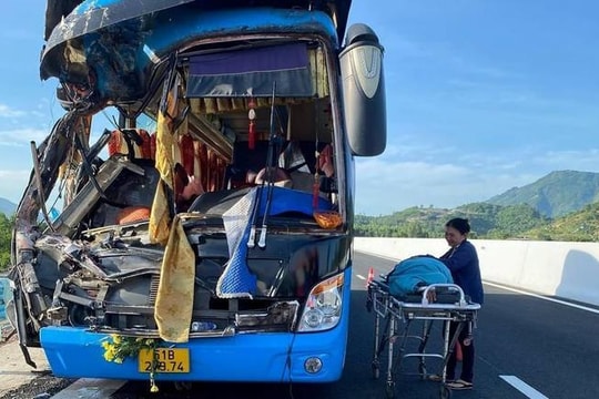 Tai nạn xe khách trên cao tốc Nha Trang - Cam Lâm khiến hai người tử vong