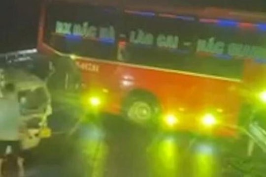 Cao tốc Nội Bài - Lào Cai ùn tắc do tai nạn liên hoàn