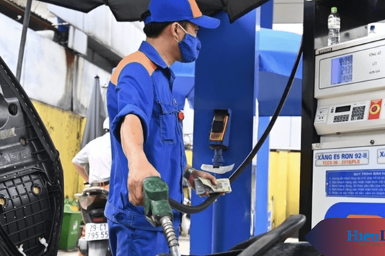 Giá xăng giảm gần 600 đồng/lít