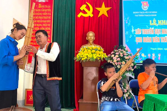 Nghệ nhân vượt núi dạy nhạc cụ dân tộc miễn phí cho trẻ vùng cao