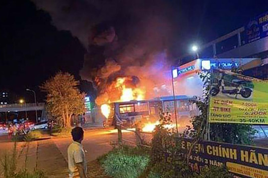 Xe bus bốc cháy trong cây xăng ở Hà Nội