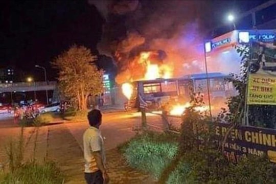 Hà Nội: Xe buýt bốc cháy dữ dội trong cây xăng