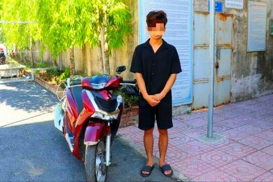Không đội mũ bảo hiểm, nam thanh niên tông xe vào cảnh sát để trốn chạy