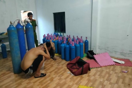Tàng trữ 84 bình khí cười tại phòng trọ